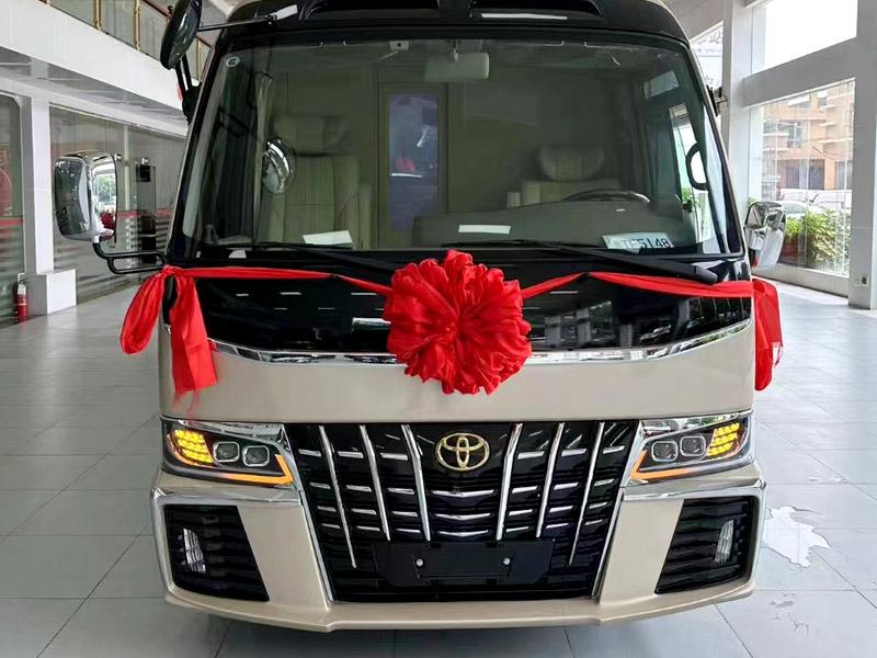 中巴考斯特12座